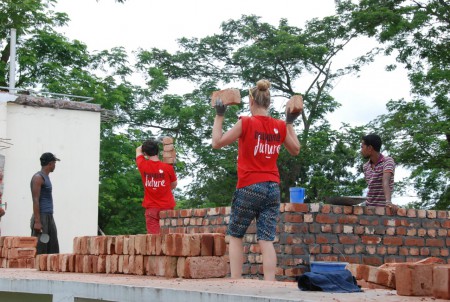 Weer of geen weer, moesson of veertig graden, we werken aan onze slogan: "Building a new future"
