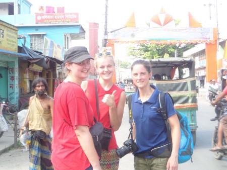 7km gewandeld in het bloedhete (42 graden) Bangladesh en toch nog kunnen lachen.